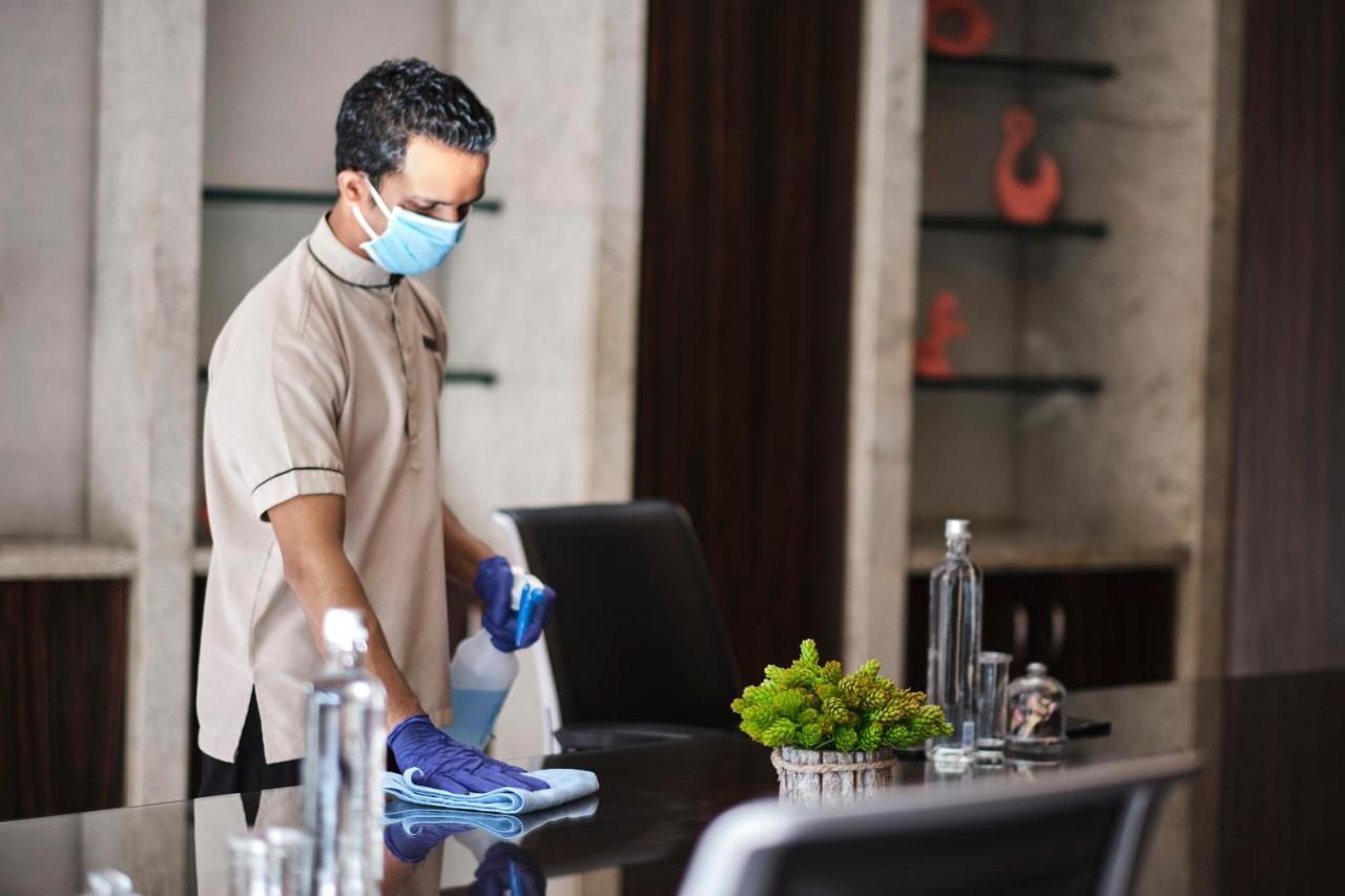 Hyatt Regency Chandīgarh Екстериор снимка A hotel employee wearing a mask and gloves