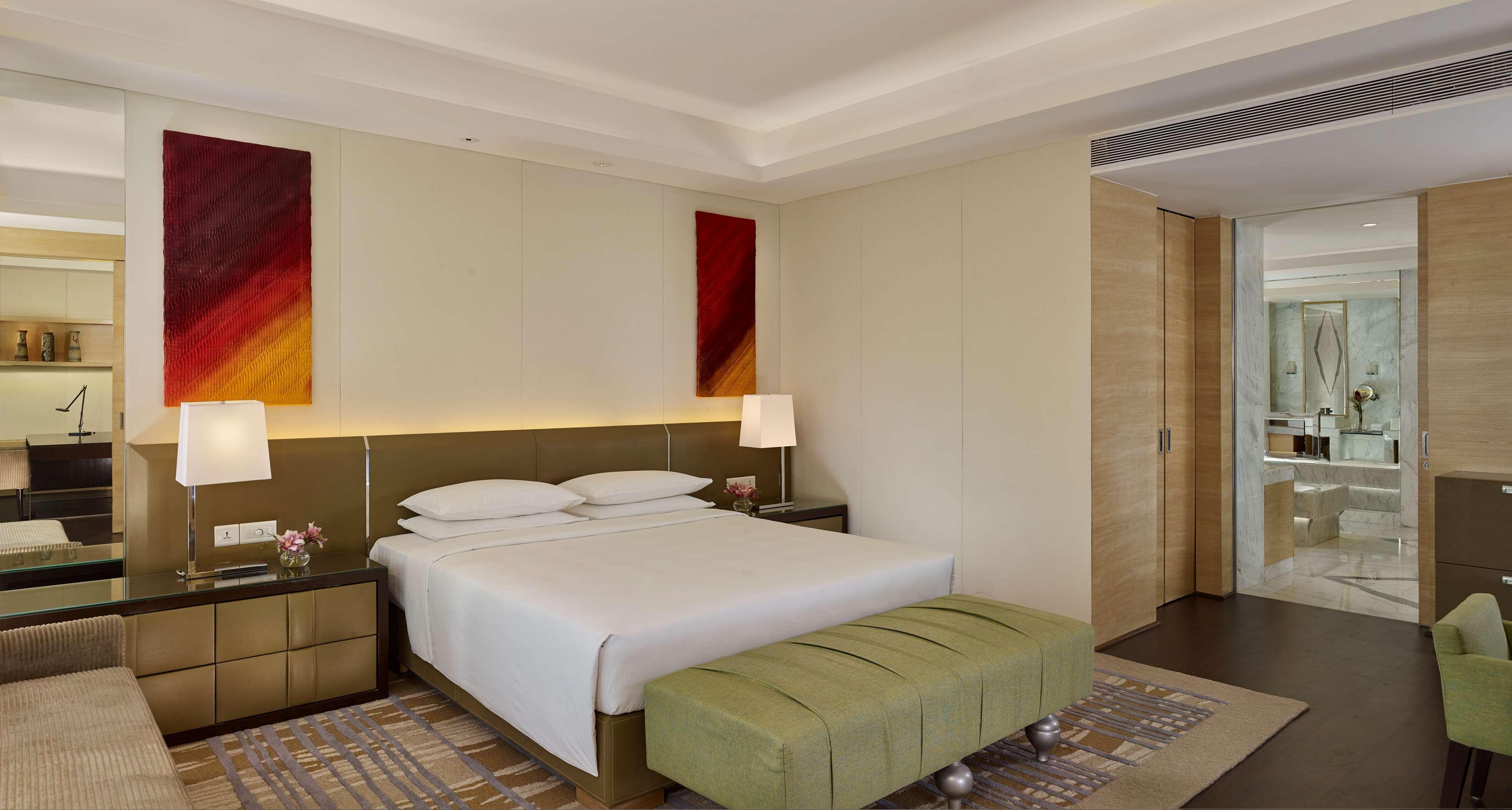 Hyatt Regency Chandīgarh Екстериор снимка A bedroom at the Taj Bengal